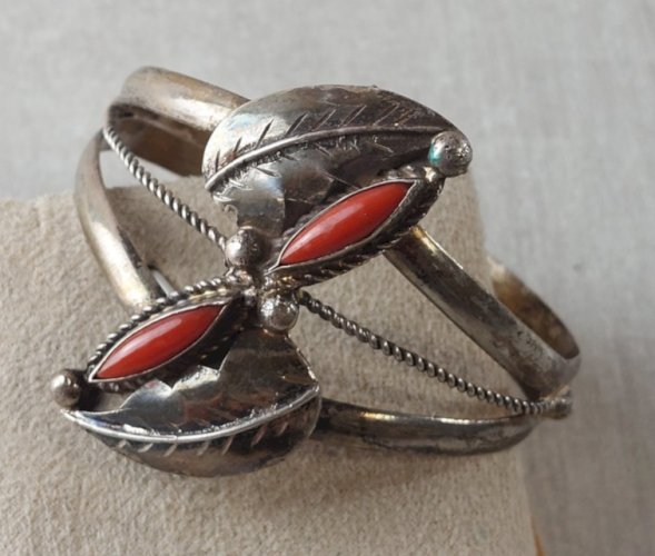 Ancien bracelet rigide / Navajo, décor feuilles et corail, en argent