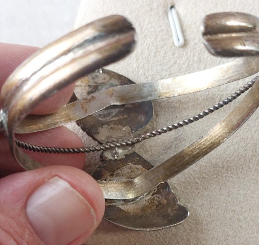 Ancien bracelet rigide / Navajo, décor feuilles et corail, en argent