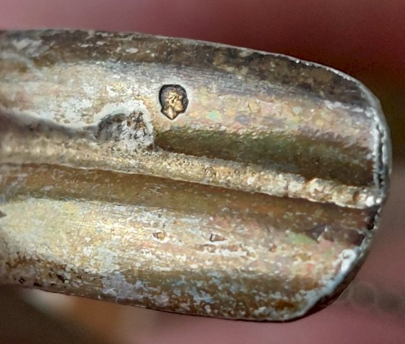 Ancien bracelet rigide / Navajo, décor feuilles et corail, en argent