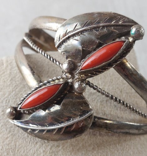 Ancien bracelet rigide / Navajo, décor feuilles et corail, en argent