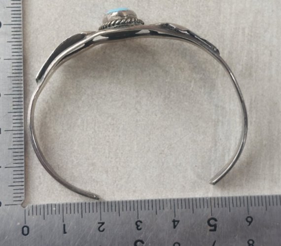 Ancien bracelet rigide / Navajo, décor turquoise, en argent ^