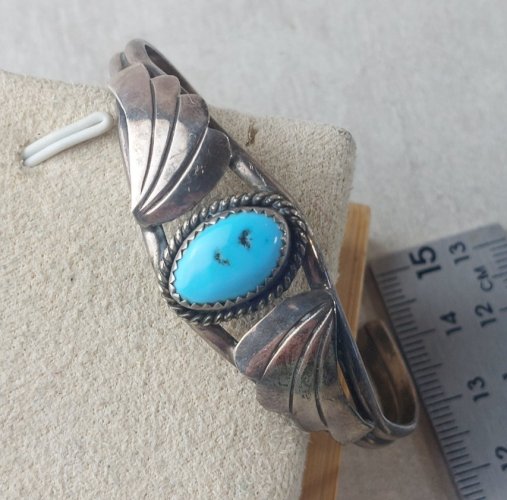 Ancien bracelet rigide / Navajo, décor turquoise, en argent ^
