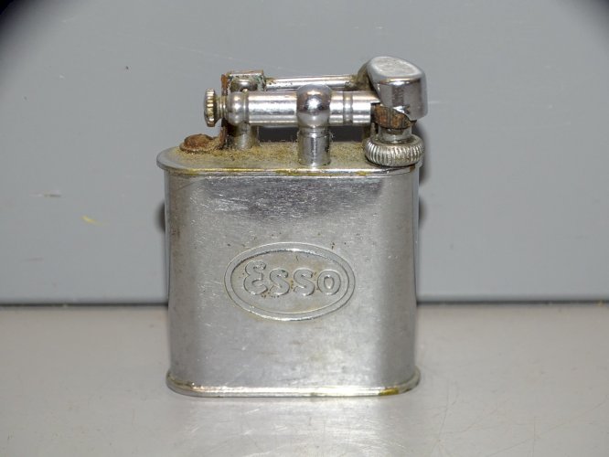 -ANCIEN BRIQUET A ESSENCE PUBLICITAIRE ESSO COLLECTION DECO GARAGE VHC