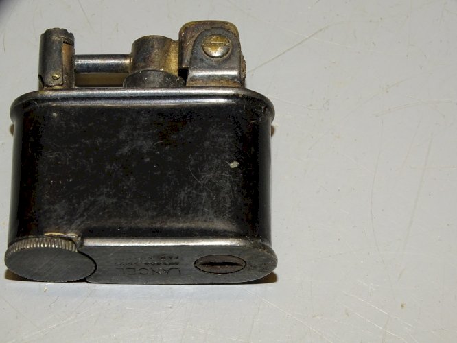 - ANCIEN BRIQUET AUTOMATIQUE LANCEL LAQUE NOIRE collection fumeur   D