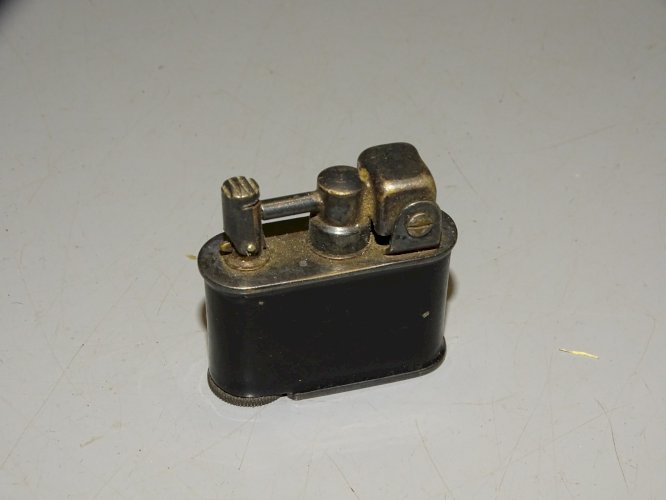 - ANCIEN BRIQUET AUTOMATIQUE LANCEL LAQUE NOIRE collection fumeur   D