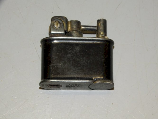 - ANCIEN BRIQUET AUTOMATIQUE LANCEL LAQUE NOIRE collection fumeur   D