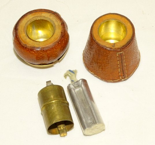 -ANCIEN BRIQUET DANS UN BOUCHON DE CHAMPAGNE GAINE de CUIR COLLECTION VITRINE  D