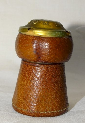 -ANCIEN BRIQUET DANS UN BOUCHON DE CHAMPAGNE GAINE de CUIR COLLECTION VITRINE  D