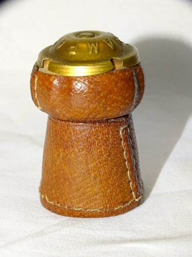-ANCIEN BRIQUET DANS UN BOUCHON DE CHAMPAGNE GAINE de CUIR COLLECTION VITRINE  D