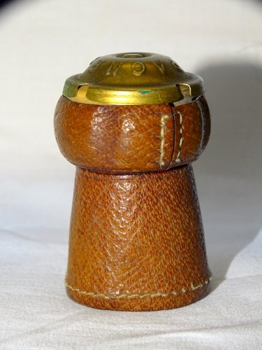 -ANCIEN BRIQUET DANS UN BOUCHON DE CHAMPAGNE GAINE de CUIR COLLECTION VITRINE  D
