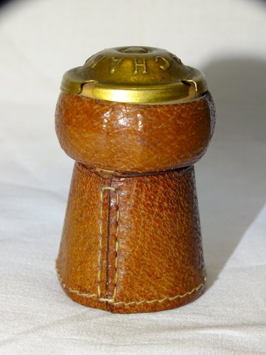 -ANCIEN BRIQUET DANS UN BOUCHON DE CHAMPAGNE GAINE de CUIR COLLECTION VITRINE  D