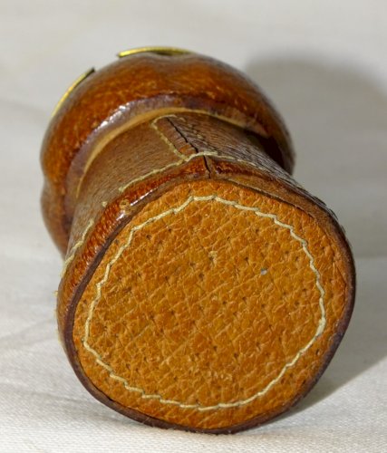 -ANCIEN BRIQUET DANS UN BOUCHON DE CHAMPAGNE GAINE de CUIR COLLECTION VITRINE  D