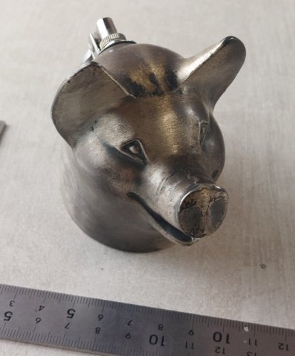 Ancien briquet / décapsuleur, forme cochon, Porcinet, en métal