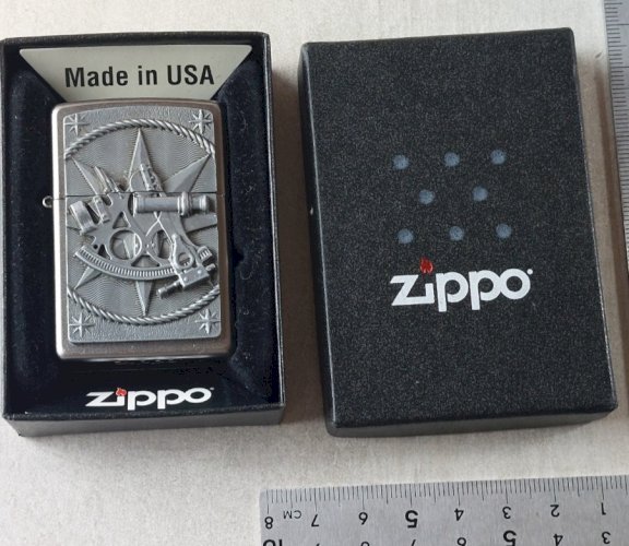 Ancien briquet, décor nautique, emblème Sextant, Zippo