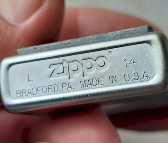 Ancien briquet, décor nautique, emblème Sextant, Zippo