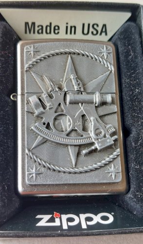 Ancien briquet, décor nautique, emblème Sextant, Zippo