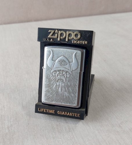 Ancien briquet, décor Viking, Harley Davidson Zippo