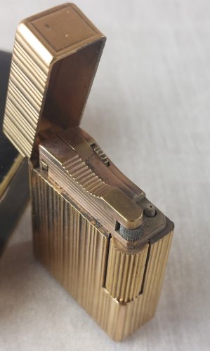 Ancien briquet Dupont, en métal doré