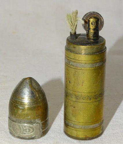 -ANCIEN BRIQUET OBUS LAITON avec sa TAXE MINISTERE DES FINANCES non datée    D