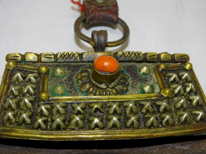 -ANCIEN BRIQUET TIBETAIN  COLLECTION VITRINE Pierre couleur CORAIL CLOUS   D