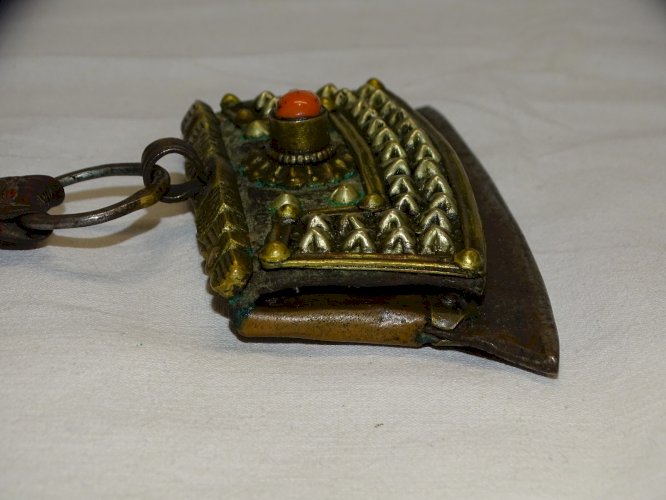 -ANCIEN BRIQUET TIBETAIN  COLLECTION VITRINE Pierre couleur CORAIL CLOUS   D