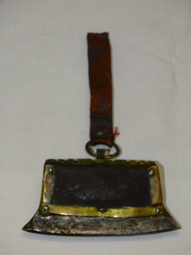 -ANCIEN BRIQUET TIBETAIN  COLLECTION VITRINE Pierre couleur CORAIL CLOUS   D
