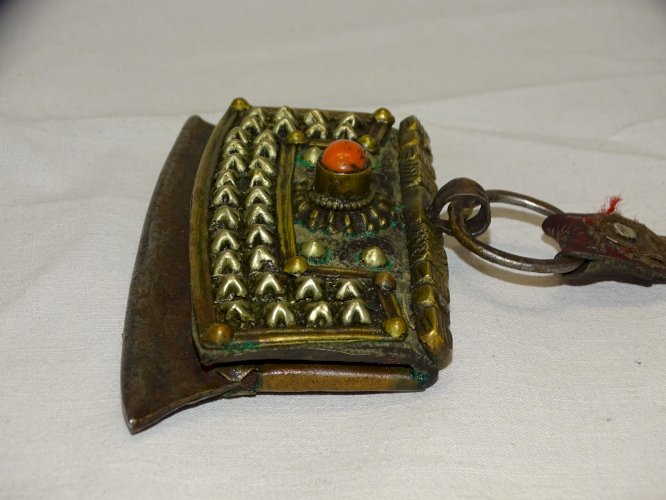 -ANCIEN BRIQUET TIBETAIN  COLLECTION VITRINE Pierre couleur CORAIL CLOUS   D