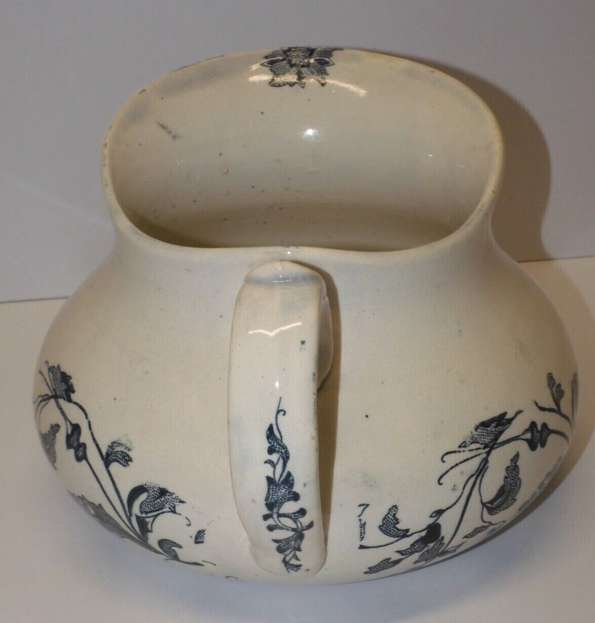 Ancien broc pichet en céramique de toilette décor fleurs
