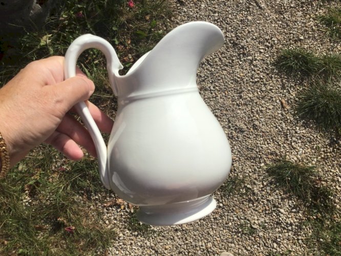 Ancien Broc pichet en faience blanche Keller et guerin luneville ht 22 cm