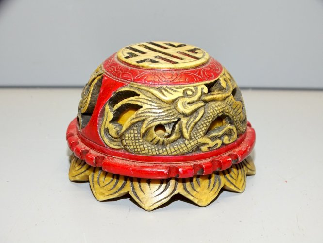 -ANCIEN BRULE ENCENS PIERRE DURE SCULPTEE à décor de DRAGON COLLECTION VITRINE D