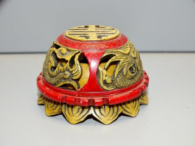 -ANCIEN BRULE ENCENS PIERRE DURE SCULPTEE à décor de DRAGON COLLECTION VITRINE D