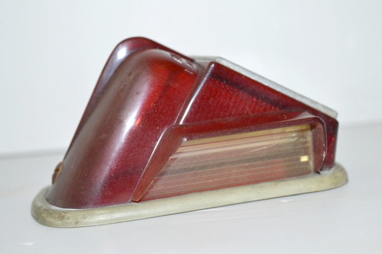 -ANCIEN CABOCHON DROIT FEU ARRIERE 2 CV AXO ANNEES 1960 sorti de garage bon état