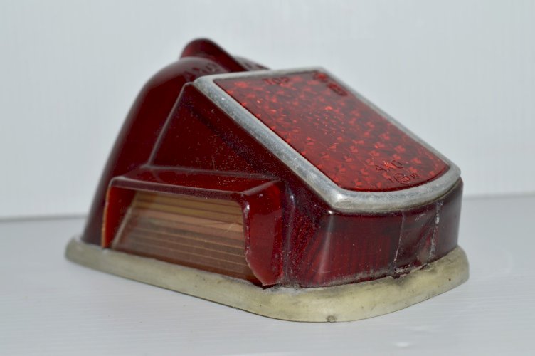 -ANCIEN CABOCHON DROIT FEU ARRIERE 2 CV AXO ANNEES 1960 sorti de garage bon état