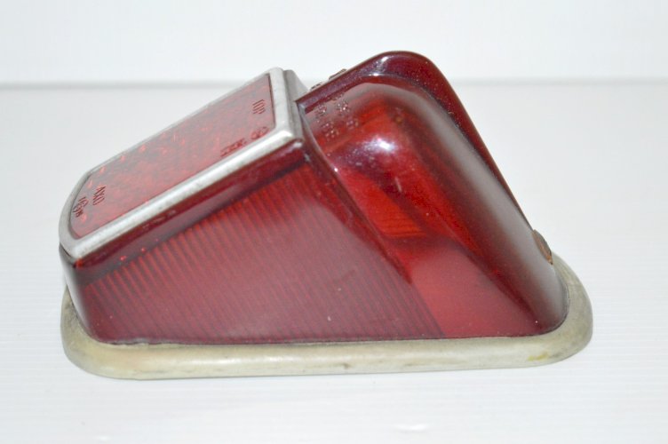 -ANCIEN CABOCHON DROIT FEU ARRIERE 2 CV AXO ANNEES 1960 sorti de garage bon état