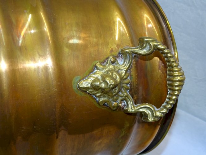 -ANCIEN CACHE POT CUIVRE POIGNEES LAITON TETES DE LION  déco XXe COLLECTION    D