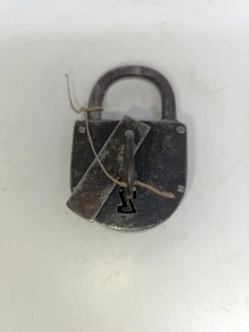 ancien cadenas en metal avec sa cle en bon etat
