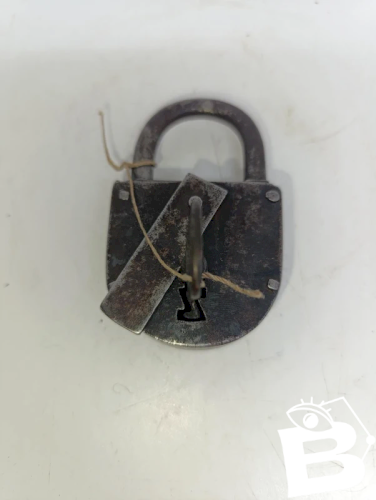 ancien cadenas en metal avec sa cle en bon etat