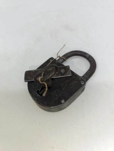 ancien cadenas en metal avec sa cle en bon etat