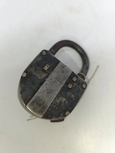 ancien cadenas en metal avec sa cle en bon etat