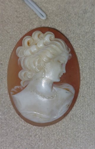Ancien camée sans monture, sur coquillage ^