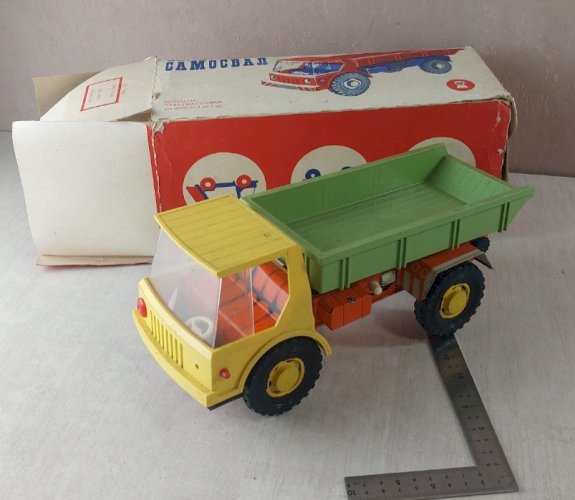 Ancien camion à friction, en tôle et plastique, URSS