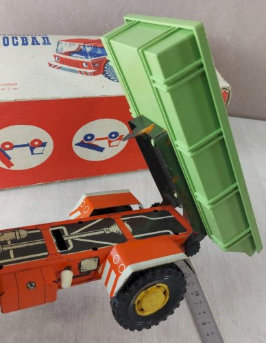 Ancien camion à friction, en tôle et plastique, URSS
