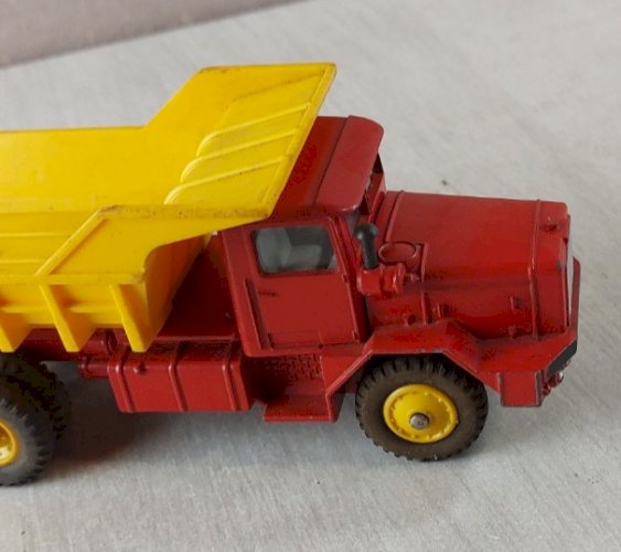 Ancien camion benne, Berliet GBO 572, Dinky Toys ^