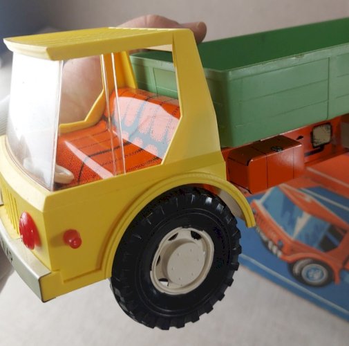 Ancien camion, en tôle et plastique, URSS