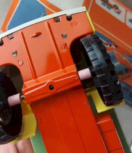 Ancien camion, en tôle et plastique, URSS