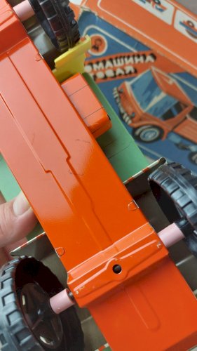 Ancien camion, en tôle et plastique, URSS