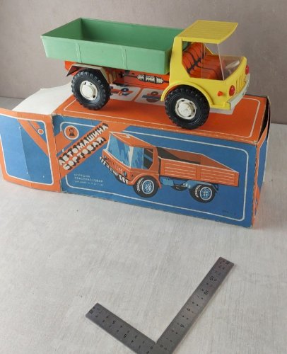 Ancien camion, en tôle et plastique, URSS