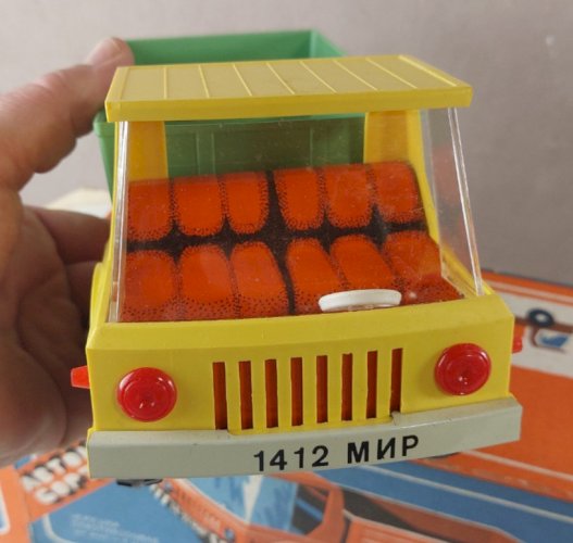 Ancien camion, en tôle et plastique, URSS