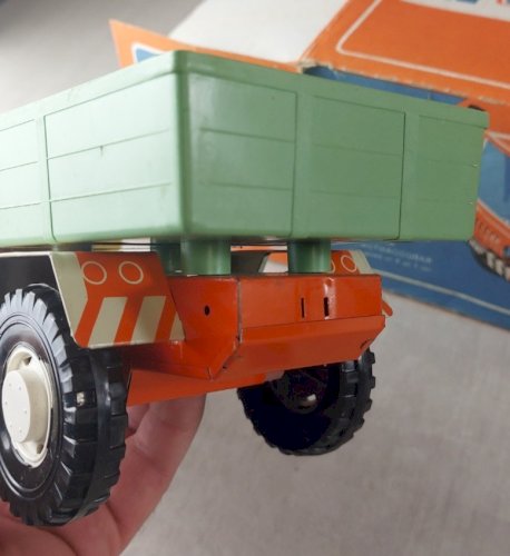 Ancien camion, en tôle et plastique, URSS