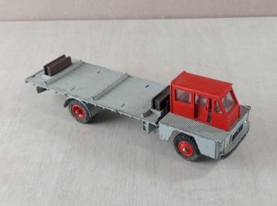 Ancien camion Saviem, Sinpar, porte fer rouge, Dinky Toys ^